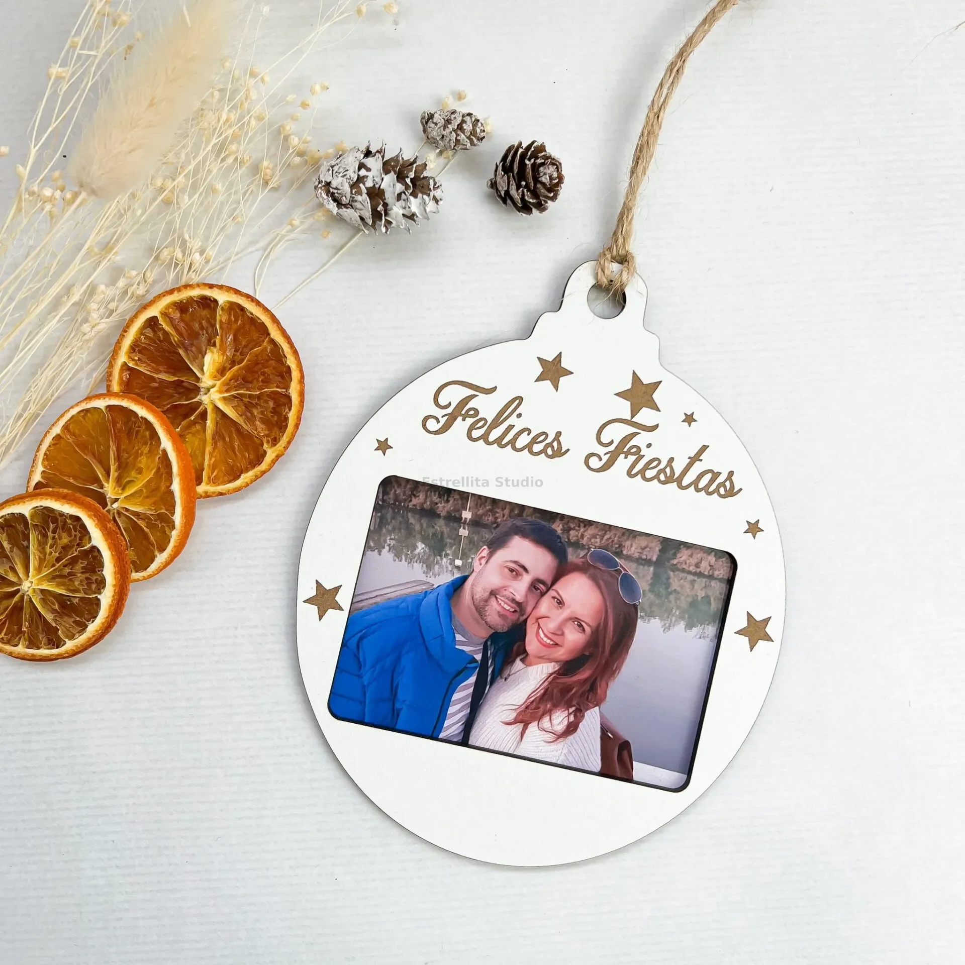 Bola navideña con decoración