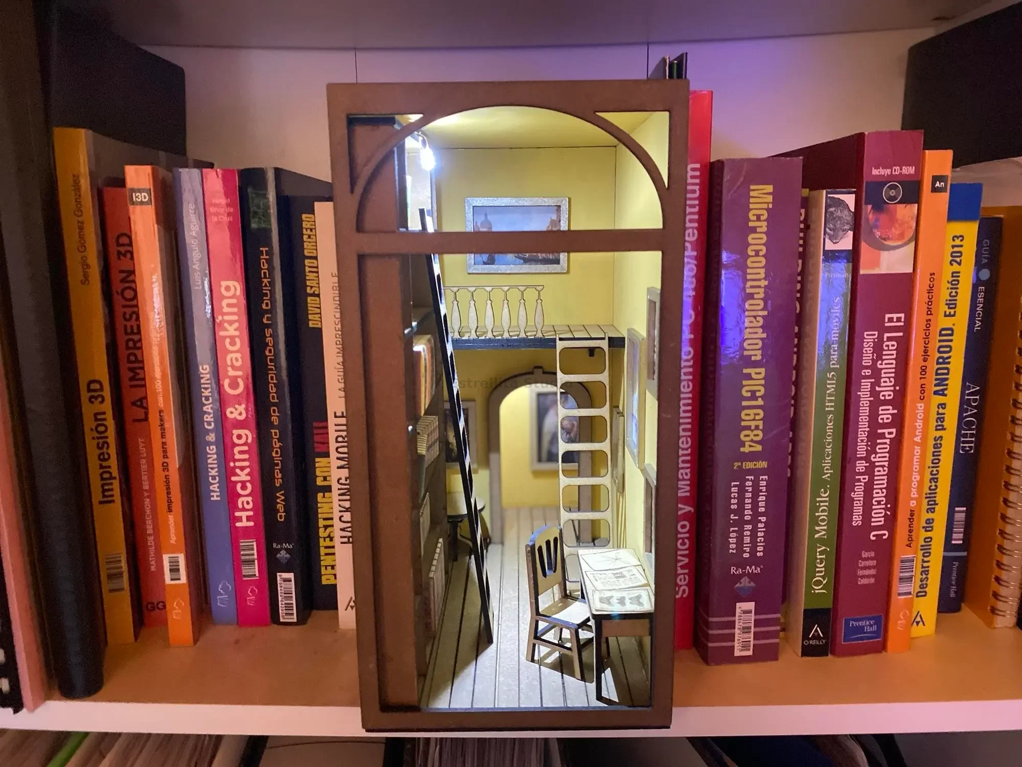 La Biblioteca (book nook)