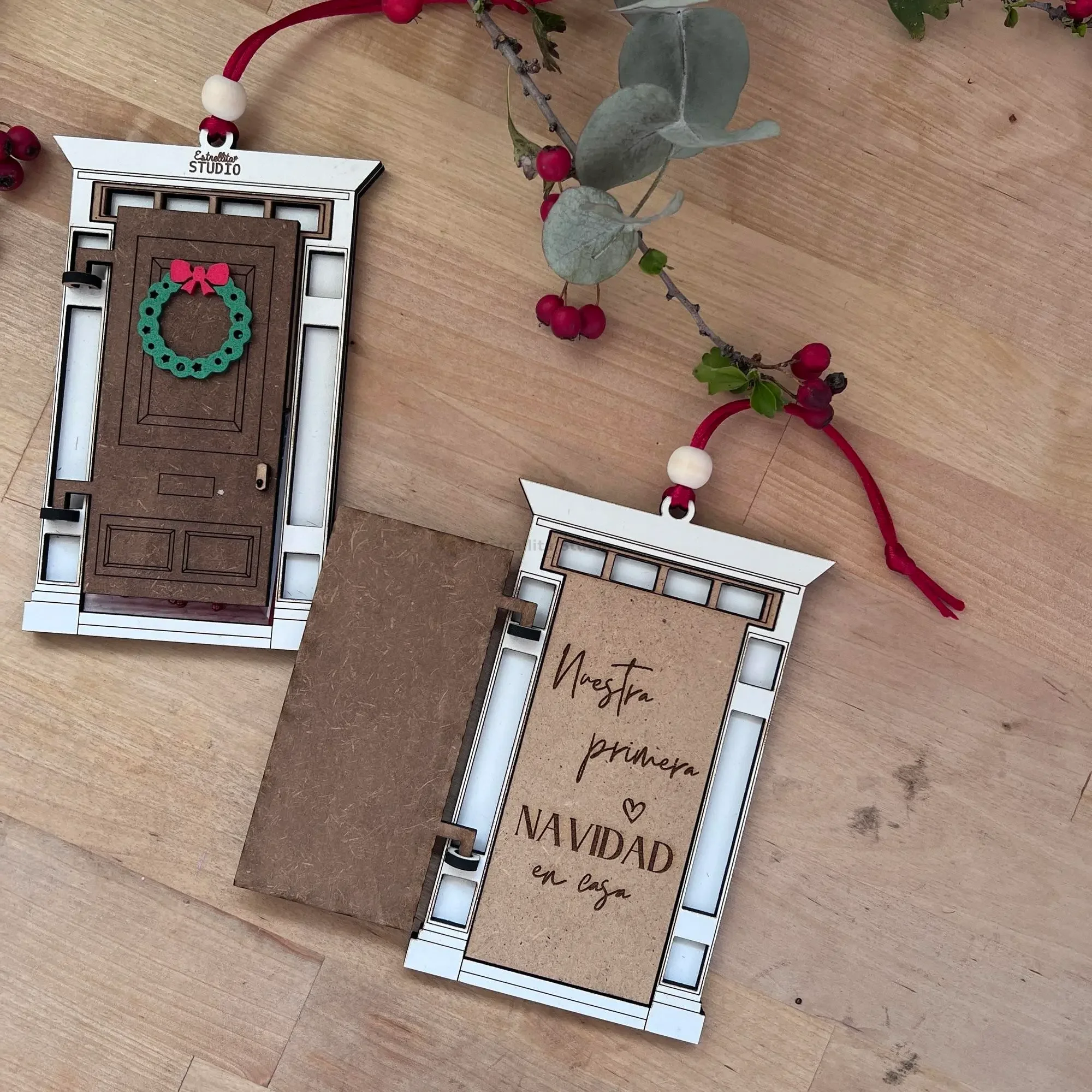 Bola de navidad en madera Puerta Navideña